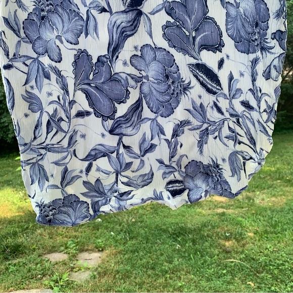 H&M Blue & White Floral Print Rayon Top w/ Cuffed Sleeves & Notched Neck size 8 - Picture 6 of 12